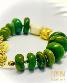 Bransoletka z serpentynitu i białego korala | Srebro złocone – Kuźmińska Design