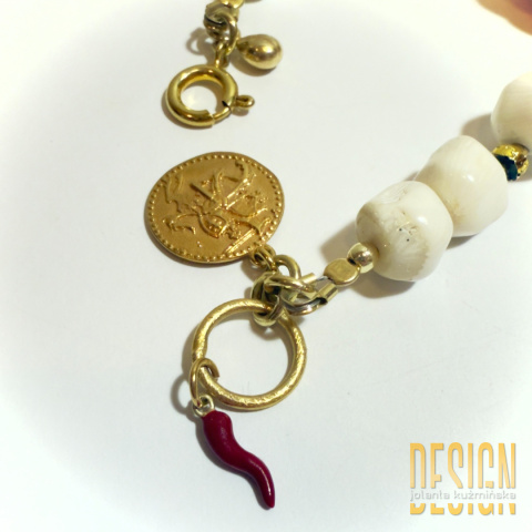 Bransoletka z białego i czerwonego korala | Srebro złocone – Kuźmińska Design