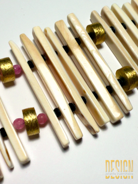 Bransoleta z masy perłowej bogato zdobiona zlotym srebrem