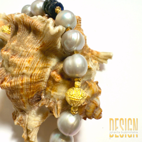 Bransoletka z szarych pereł i szafirów w srebrze pozłacanym 24 K | Kuźmińska Design