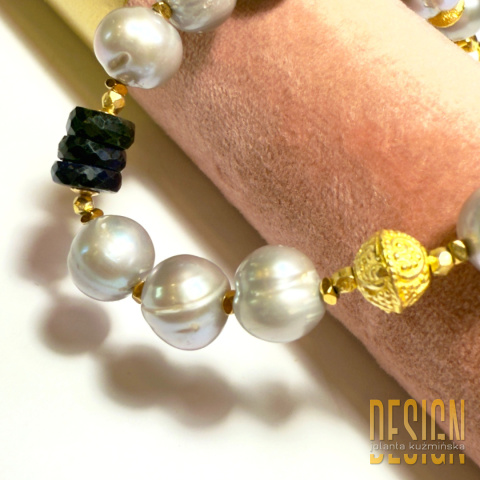 Bransoletka z szarych pereł i szafirów w srebrze pozłacanym 24 K | Kuźmińska Design