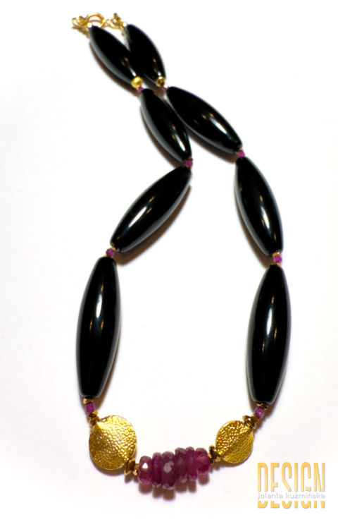 Naszyjnik z czarnych onyksów i czerwonych szafirów – elegancja w srebrze pozłacanym