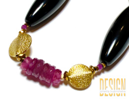 Naszyjnik z czarnych onyksów i czerwonych szafirów – elegancja w srebrze pozłacanym