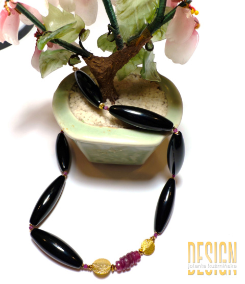 Naszyjnik z czarnych onyksów i czerwonych szafirów – elegancja w srebrze pozłacanym