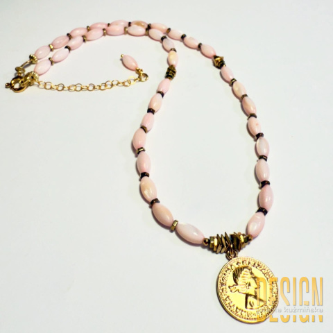 Naszyjnik z różowej muszli z monetką w srebrze złoconym
