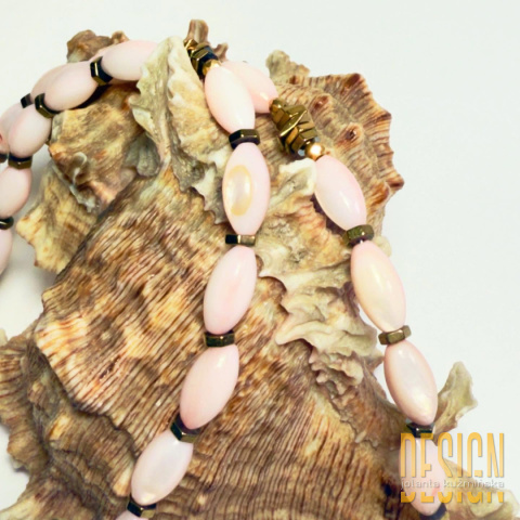 Naszyjnik z różowej muszli z monetką w srebrze złoconym