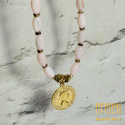 Naszyjnik z różowej muszli z monetką w srebrze złoconym