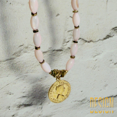 Naszyjnik z różowej muszli z monetką w srebrze złoconym