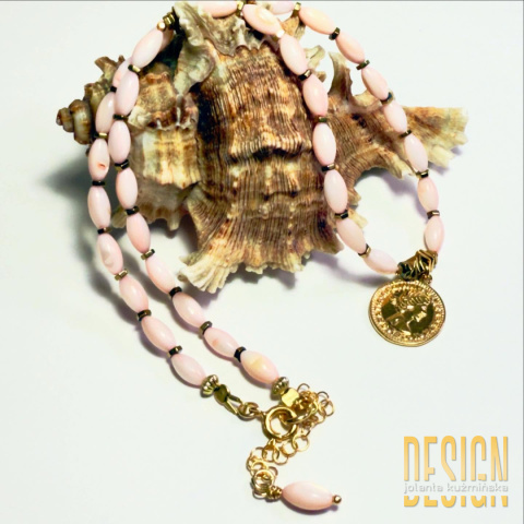 Naszyjnik z różowej muszli z monetką w srebrze złoconym