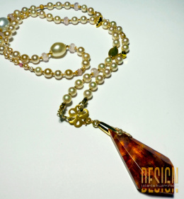Naszyjnik z pereł porcelanowych z bursztynem w złotym srebrze | Kuźmińska Design – biżuteria artystyczna handmade