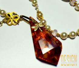 Naszyjnik z pereł porcelanowych z bursztynem w złotym srebrze | Kuźmińska Design – biżuteria artystyczna handmade