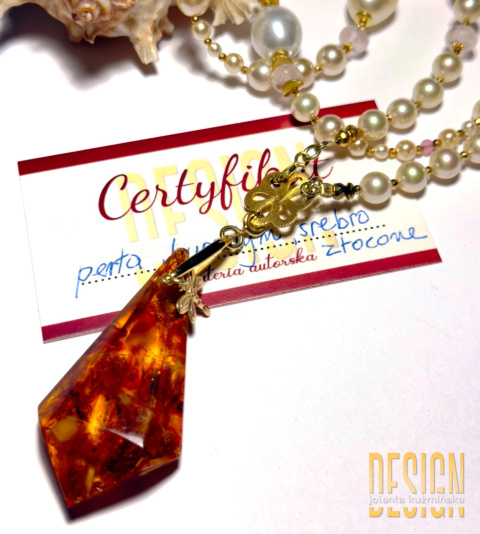 Naszyjnik z pereł porcelanowych z bursztynem w złotym srebrze | Kuźmińska Design – biżuteria artystyczna handmade