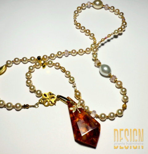 Naszyjnik z pereł porcelanowych z bursztynem w złotym srebrze | Kuźmińska Design – biżuteria artystyczna handmade