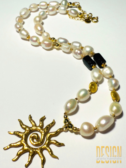 Naszyjnik z pereł i turmalinu z zawieszką słońca w srebrze pozłacanym 24 K | Kuźmińska Design