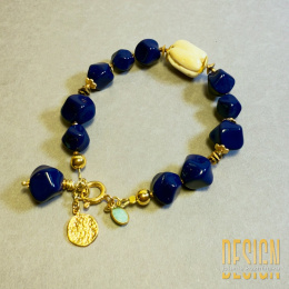 Bransoletka lapis lazuli z białym koralem w złoconym srebrze