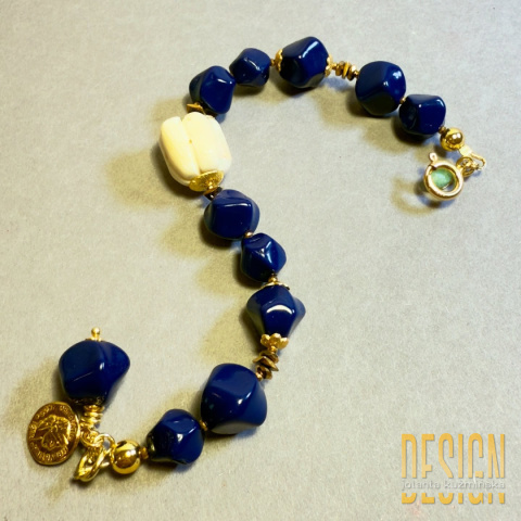 Bransoletka lapis lazuli z białym koralem w złoconym srebrze