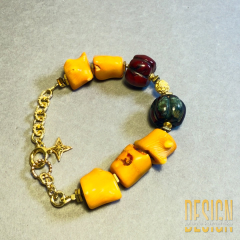 Bransoletka z naturalnego koralu i huayruro – srebro złocone 24k