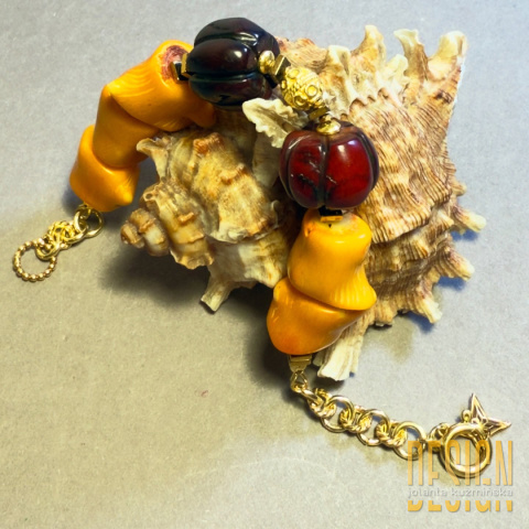 Bransoletka z naturalnego koralu i huayruro – srebro złocone 24k