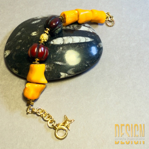 Bransoletka z naturalnego koralu i huayruro – srebro złocone 24k