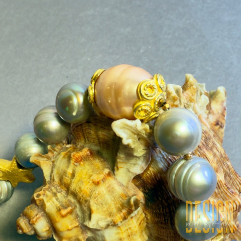 Bransoletka z błękitnych pereł z akcentem łososiowej perły – srebro pozłacane 24K | Kuźmińska Design