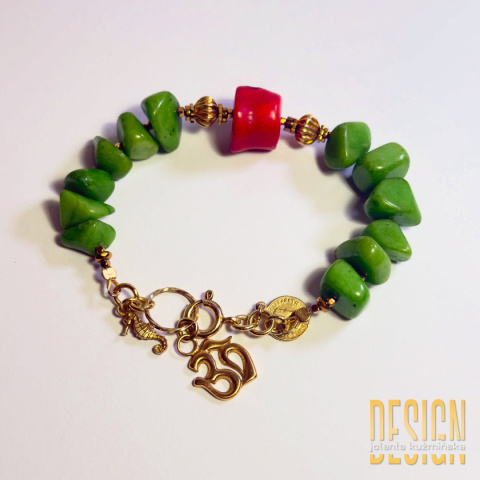 Bransoletka z zielonego i czerwonego korala z symbolem OM – 21 cm