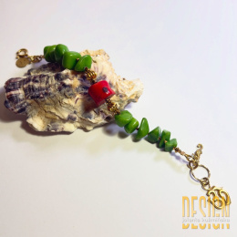 Bransoletka z zielonego i czerwonego korala z symbolem OM – 21 cm