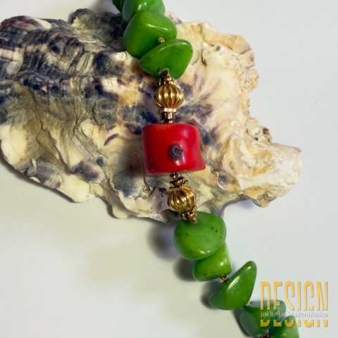 Bransoletka z zielonego i czerwonego korala z symbolem OM – 21 cm