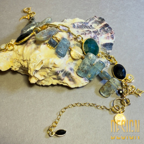 Bransoletka ze szmaragdem i onyksami na złoconym srebrze