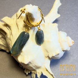 Kolczyki z labrador ytem w pozłacanym srebrze — asymetryczne, eleganckie i unikatowe