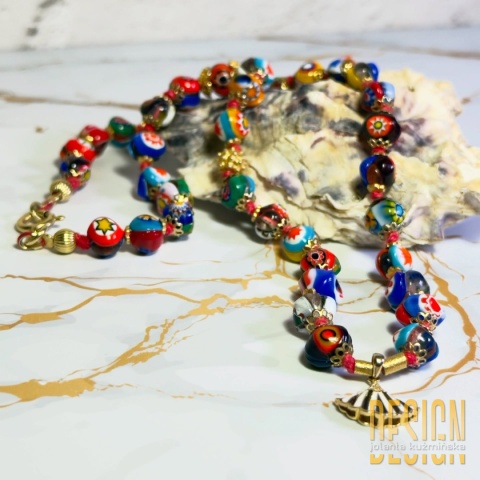 "Ręcznie wykonany naszyjnik z kolorowych koralików Murano i emaliowaną muszlą – biżuteria premium Kuźmińska Design"