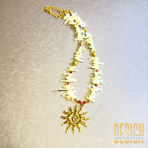 Naszyjnik z białego koralu z zawieszką słońca i granatem – Kolekcja ANTIQUA | Kuźmińska Design