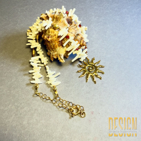 Naszyjnik z białego koralu z zawieszką słońca i granatem – Kolekcja ANTIQUA | Kuźmińska Design