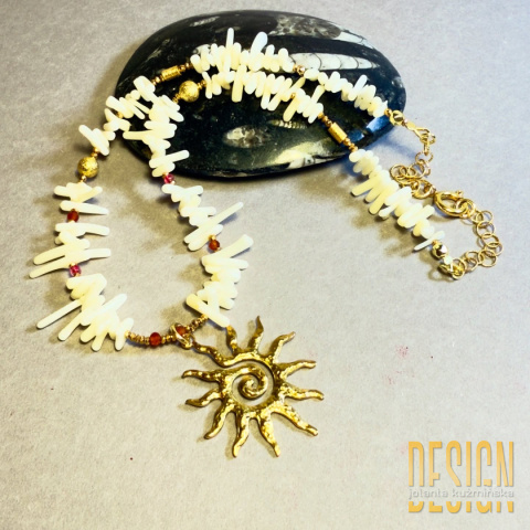 Naszyjnik z białego koralu z zawieszką słońca i granatem – Kolekcja ANTIQUA | Kuźmińska Design