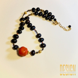 Naszyjnik z czarnych pereł i korala – srebro pozłacane 24K | Kuźmińska Design