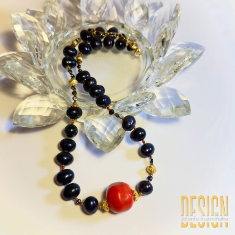 Naszyjnik z czarnych pereł i korala – srebro pozłacane 24K | Kuźmińska Design