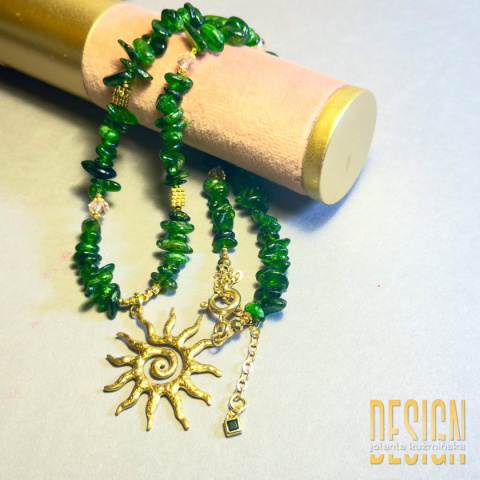 Naszyjnik z diopsytu i kwarcu różowego z antycznym słońcem