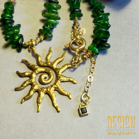 Naszyjnik z diopsytu i kwarcu różowego z antycznym słońcem