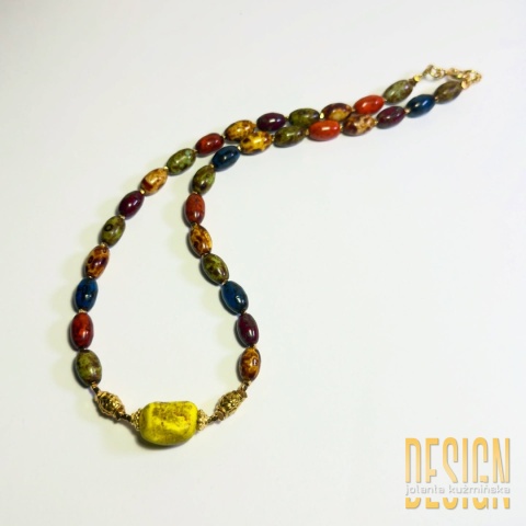 Naszyjnik z kolorowego jaspisu i żółtym howlitem – biżuteria handmade | Kuźmińska Design