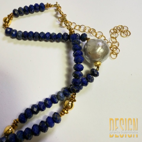 Naszyjnik z lapis lazuli i szarą perłą stylizowaną na starą – srebro pozłacane 24k | Kuźmińska Design