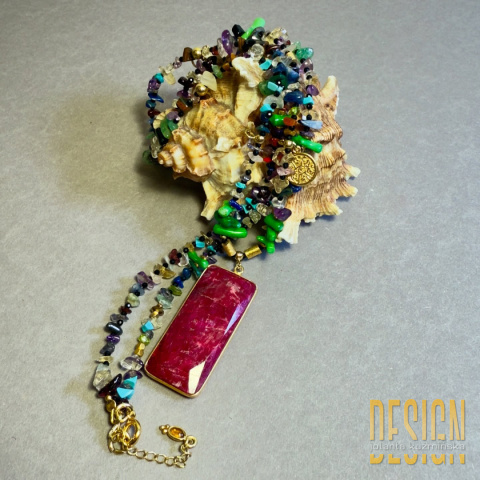 Naszyjnik z naturalnych kamieni z dużą zawieszką z rubinem – Kolekcja Antiqua