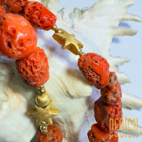 Naszyjnik z naturalnego koralu i motywem rozgwiazdy – srebro pozłacane 24k | Kuźmińska Design