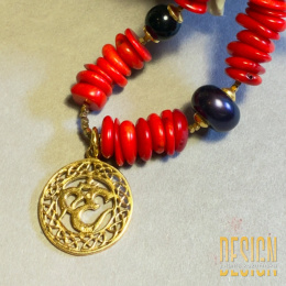 Naszyjnik z naturalnego koralu i czarnych pereł z symbolem OM – srebro pozłacane 24k | Kuźmińska Design