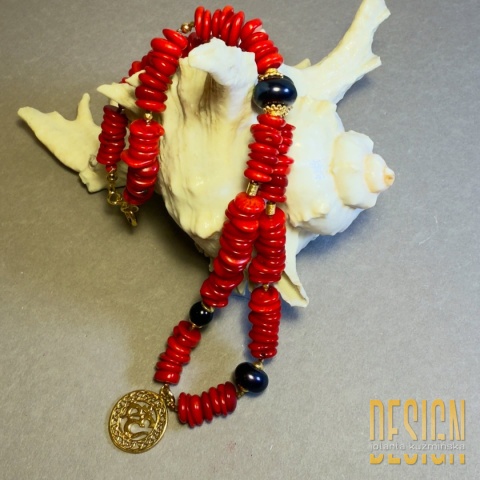 Naszyjnik z naturalnego koralu i czarnych pereł z symbolem OM – srebro pozłacane 24k | Kuźmińska Design