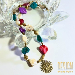 Naszyjnik z kolorowych pereł z zawieszką Słońce — srebro pozłacane 24K | Kuźmińska Design