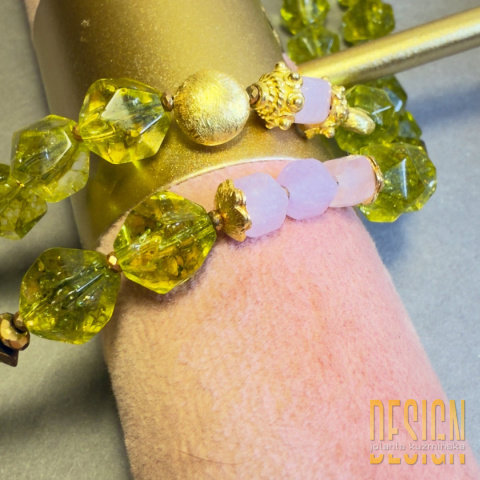 Naszyjnik z oliwinów i chalcedonu z zawieszką Królowej Elżbiety – srebro złocone 24k