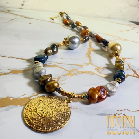 Naszyjnik z pereł Biwa z zawieszką kalendarza Majów | Kuźmińska Design
