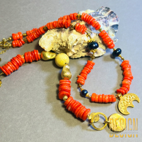 Naszyjnik z pomarańczowego koralu i czarnej perły z wachlarzem – srebro pozłacane 24k | Kuźmińska Design