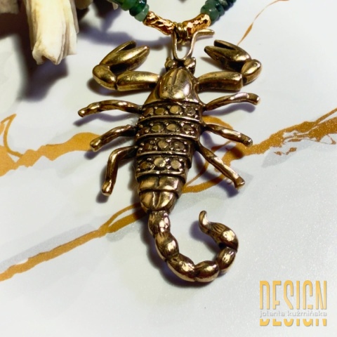 Naszyjnik ze szmaragdów z zawieszką skorpiona | Kuźmińska Design