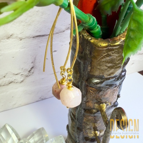 Kolczyki z różowym kamieniem i detalami w złoceniu