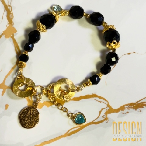 Bransoletka z czarnego agatu z pozłacanymi detalami i zawieszką z topazu blue – Kuźmińska Design